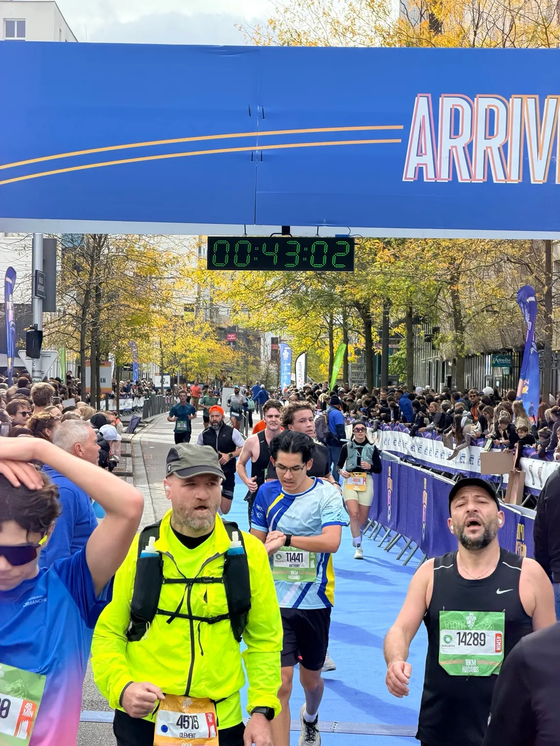 Coureurs sur le tapis bleu sous l’arche d’arrivée de l’Euromarathon Metz, le 11 octobre 2026.